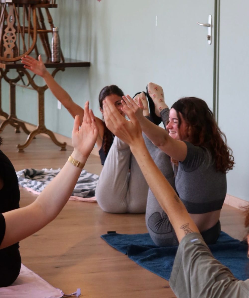 Femmes souriantes en train de faire du yoga lors d'un cours organisé par Toulouse Copines Club
