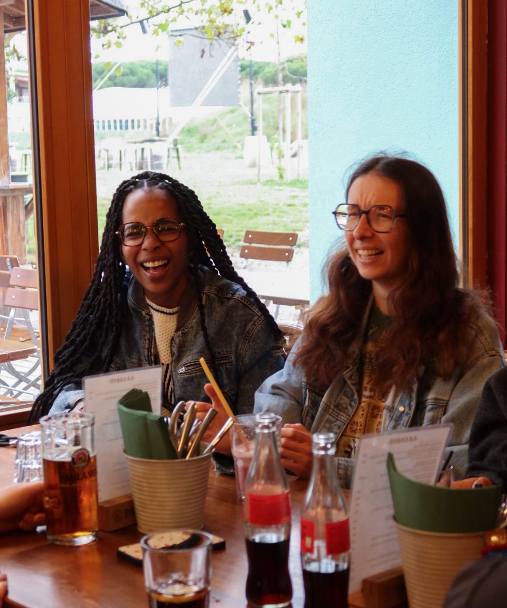 Deux femmes souriantes lors d'une dégustation de vins organisée par Toulouse Copines Club, association féminine à Toulouse