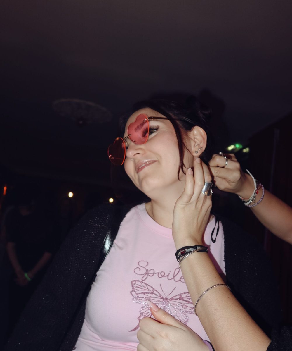 Femme souriante avec un tatouage éphémère lors d'une soirée années 2000 organisée par Toulouse Copines Club