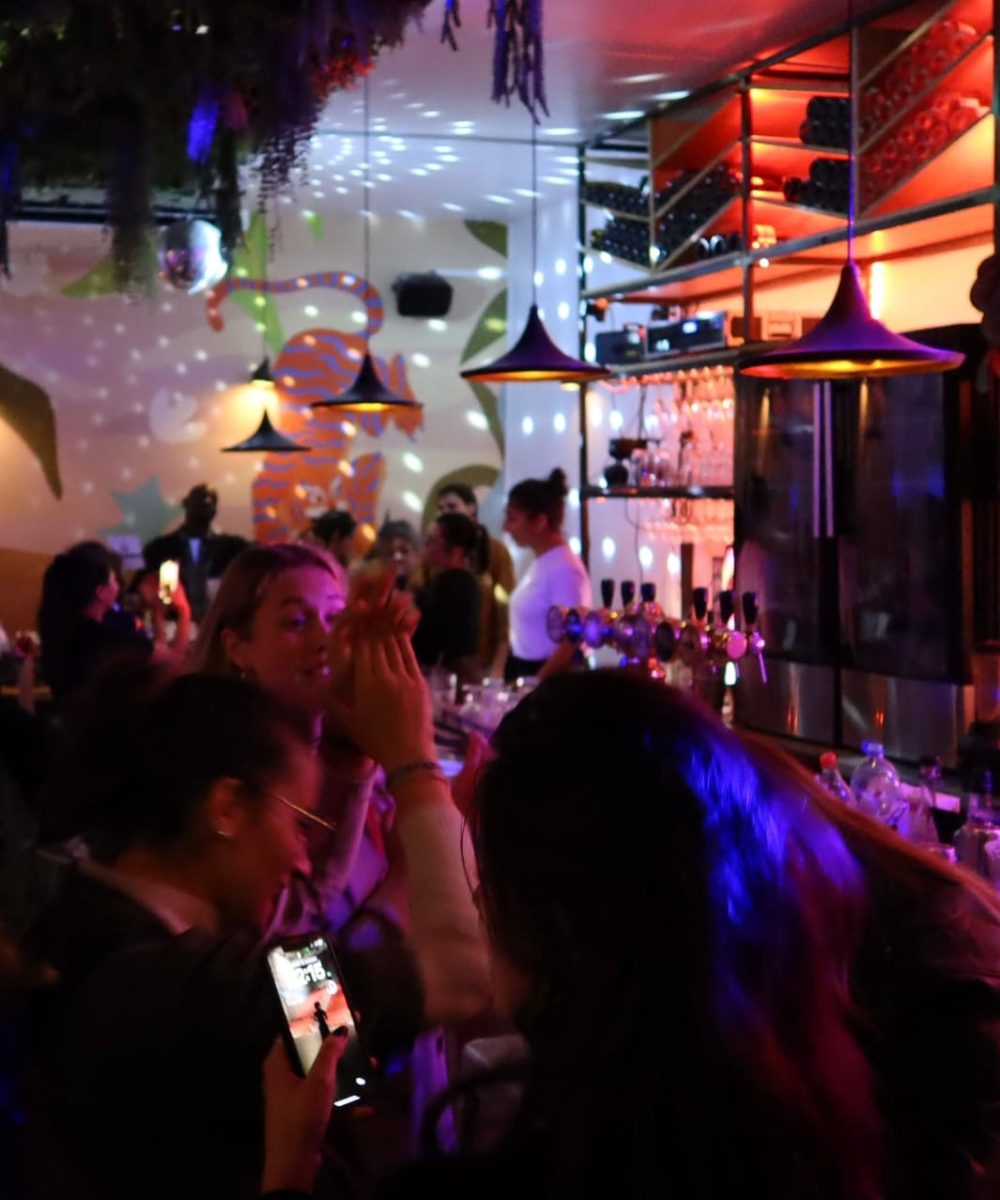 Femmes souriantes et détendues lors d'une soirée dans un bar organisé par Toulouse Copines Club