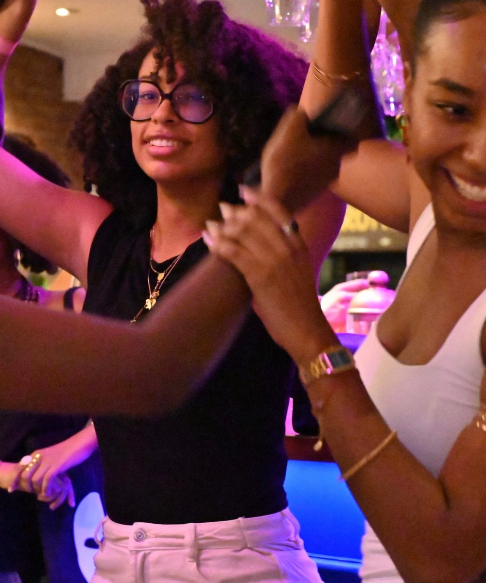 Femmes souriantes et complices lors d'une soirée organisée par Toulouse Copines Club