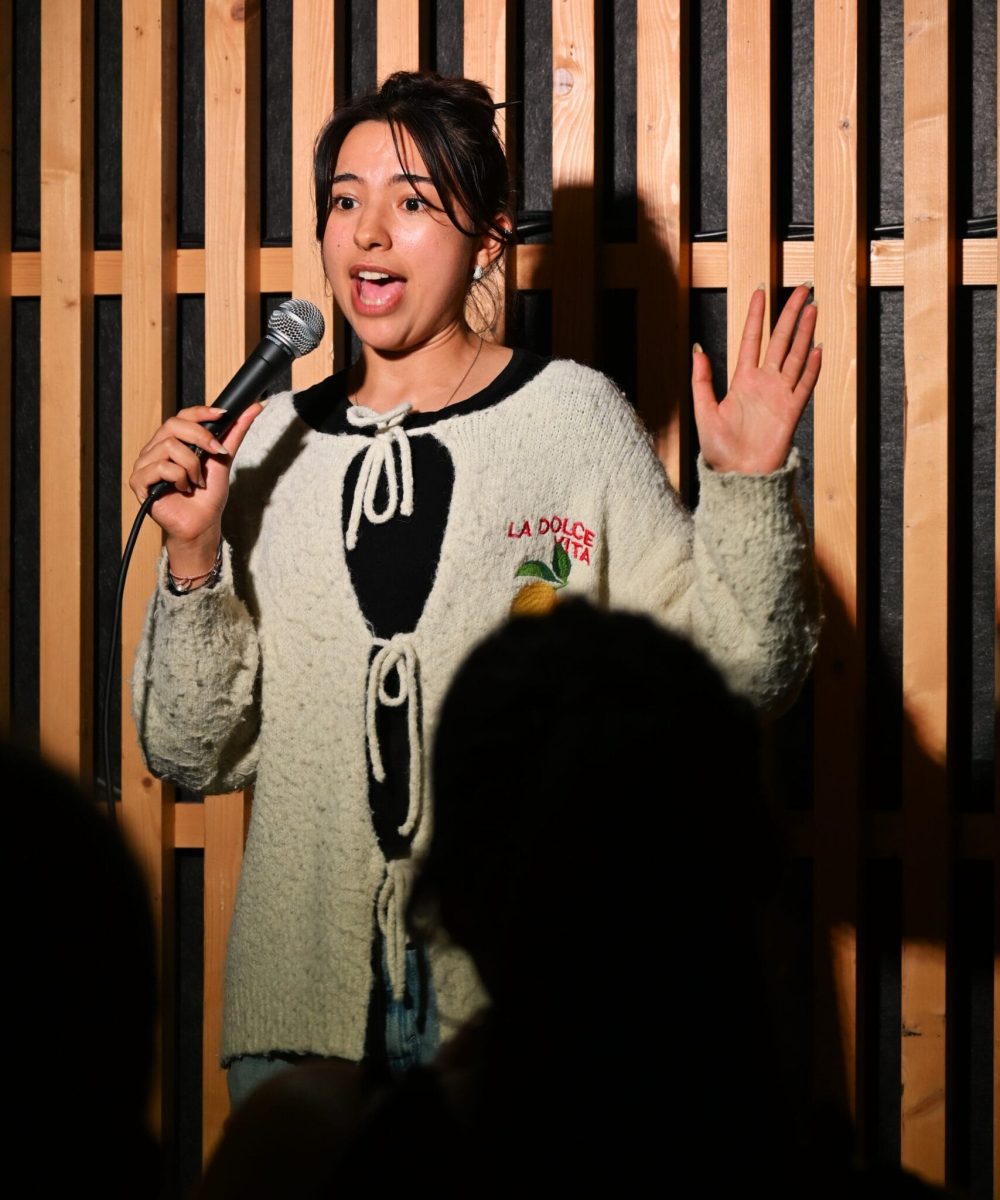 Femme souriante et confiante lors d'une soirée stand-up organisée par Toulouse Copines Club